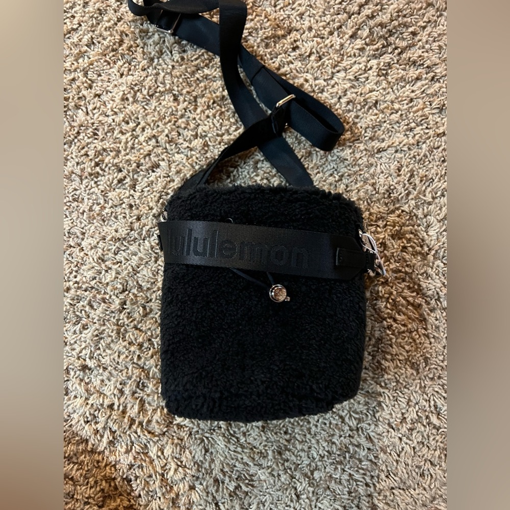 Lulu lemon crossbody bucket bag fleece in black